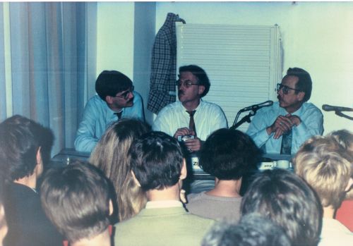 Vlnr. Gert Holstege, Tom, Piet Vroon, tijdens een discussieavond op de Kunstmanifestatie BRAIN/Internal Affairs, Beatrixziekenhuis, Gorinchem, september 1992