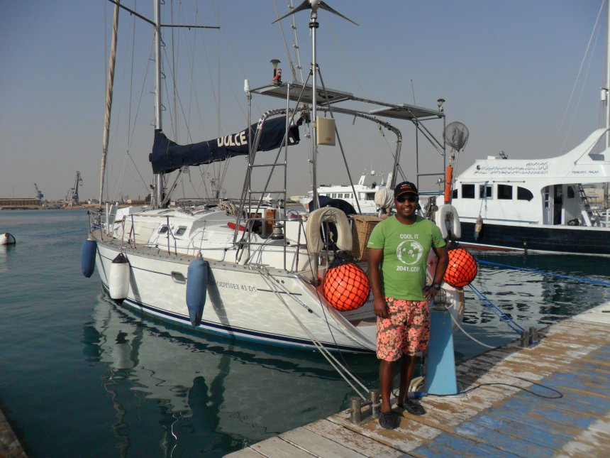 Karkar, de havenboy, die op ons schip zal passen. De bimini en de buiskap zijn er al af