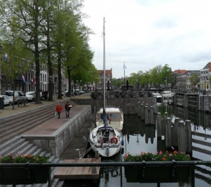 Altijd leuk als er een zeiljachtje onder je raam ligt. De eigenaren komen net aanlopen met boodschappen uit de stad
