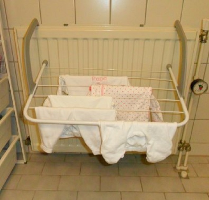 De nieuwe kleertjes voor baby Vajèn moeten eerst gewassen worden. Dat doet oma Ans wel.