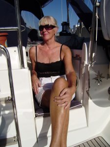 Ans koestert zich in de zon