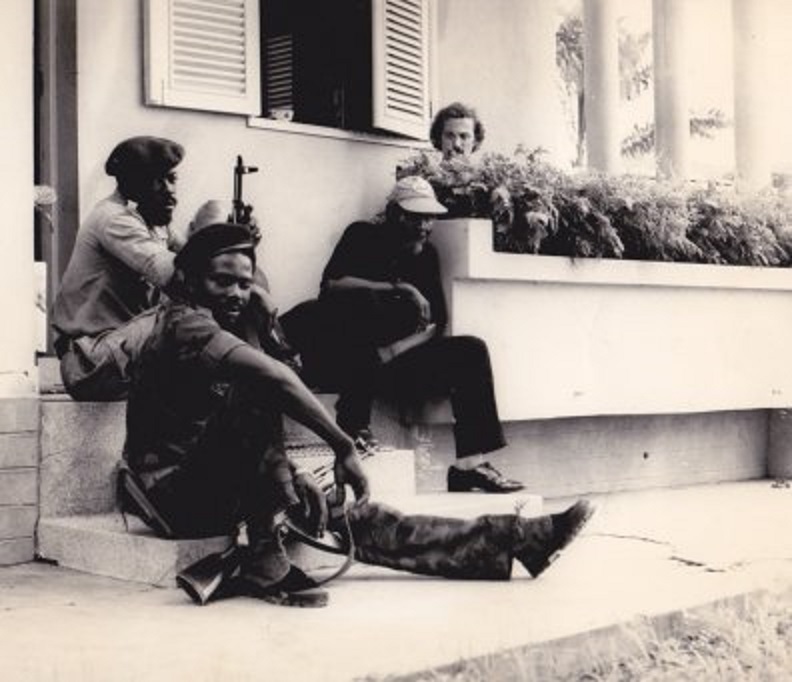 Cabinda, oktober 1975. Lucas (r) wordt bewaakt door twee soldaten en een tovenaar