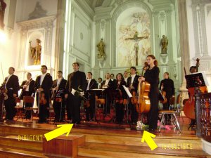 De gastdirigent en de 1e celliste. De lelies liggen aan haar voeten