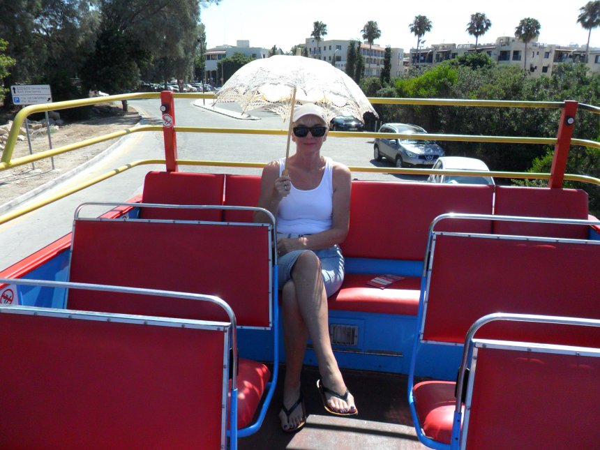 Op de bovenverdieping van de toeristenbus door Paphos