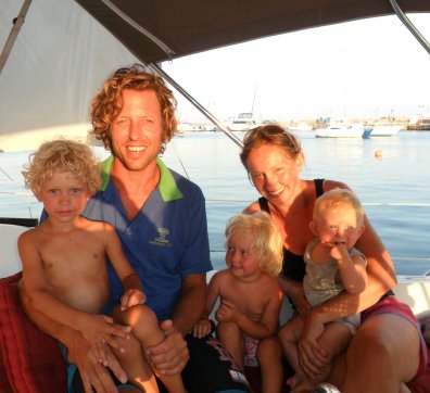 Vlnr. Boas, Rogier, Isa, Miriam en Olav (7 maanden)