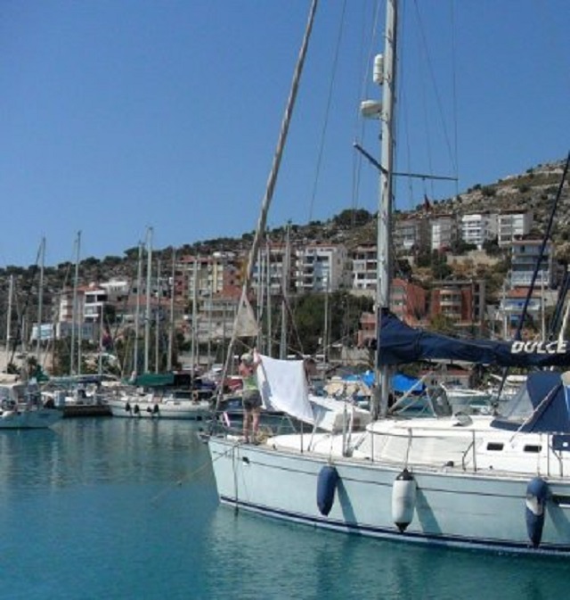 Ans hangt de lakens over de waslijn op het voordek