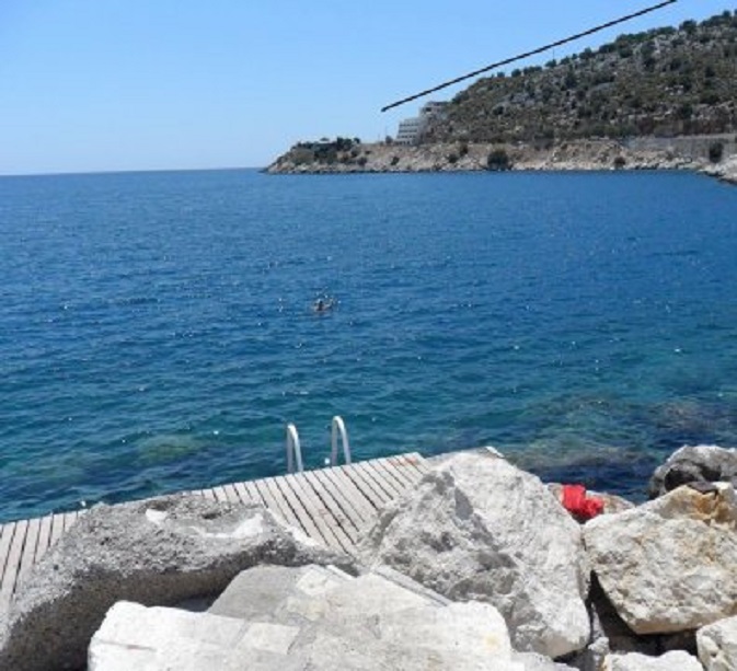 Het zwemplankier naast de haven van Finike