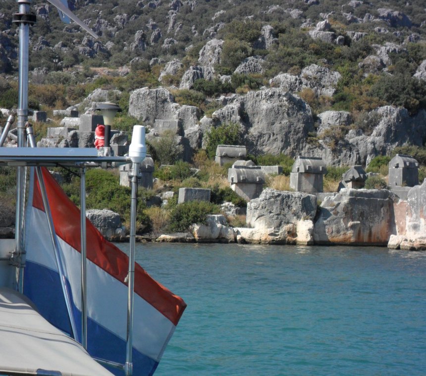 We ankeren bij de sarcofagen van Üçağiz Limani