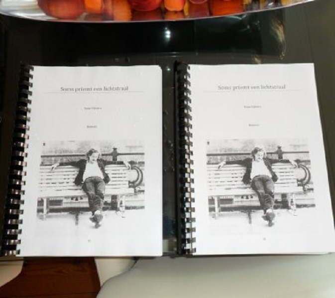 Twee exemplaren van mijn boek op de tafel in de woonkamer