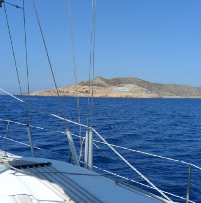 Het eiland Psérimos boven Kós, met Griekse vlag op de rotsen geschilderd (zodat de Turken het goed kunnen zien)