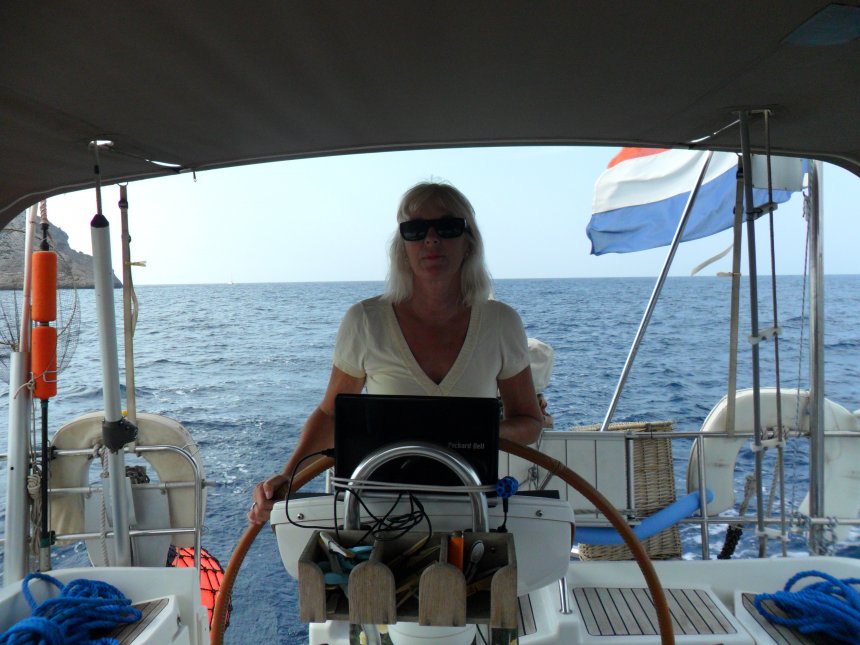 Ans stuurt de smalle zeestraat in tussen Léros en wat eilandjes ten noorden