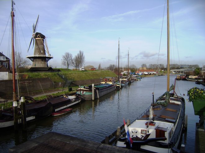 Eén van de vele bevallige plekjes in Gorcum: historische schepen onder het Molenbolwerk met de molen Nooit Volmaakt
