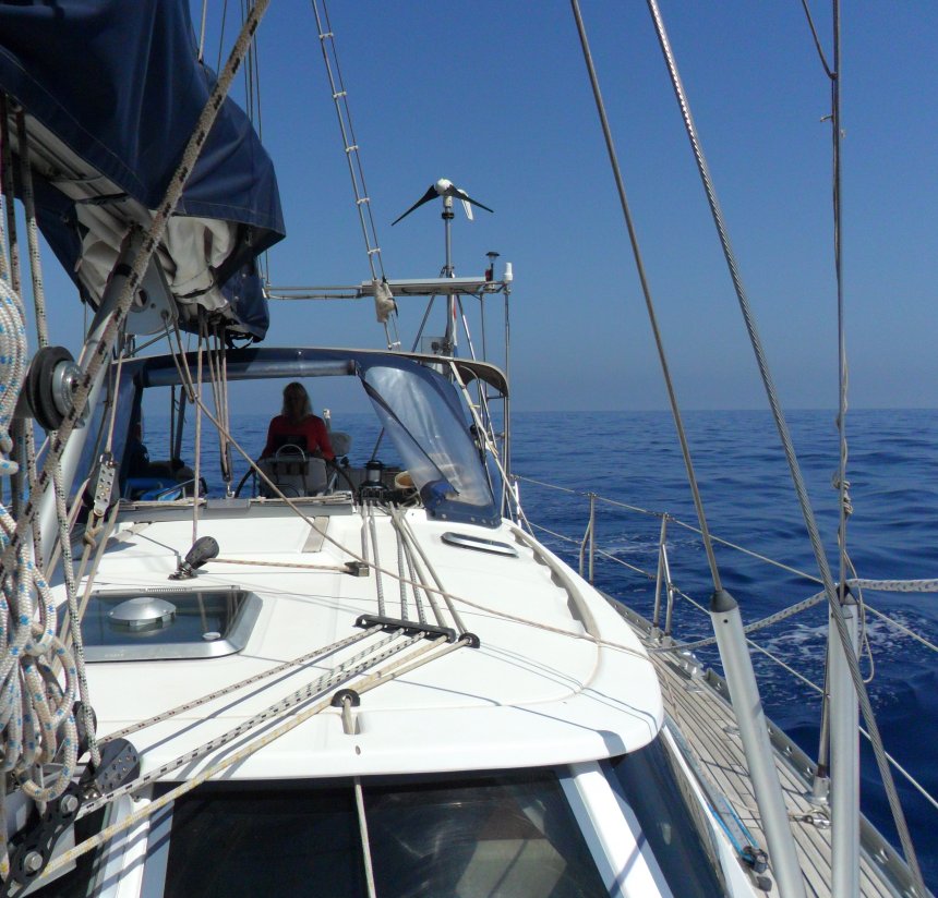 Ans aan het roer. Over een blakke zee op weg naar het zuiden