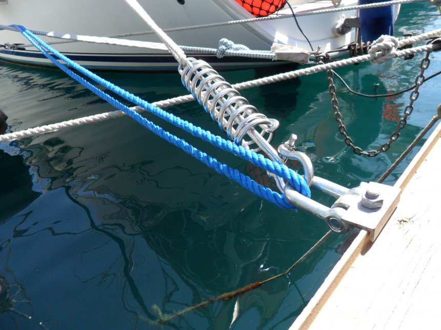 Een van de nieuwe schokdempveren voor onze landvasten