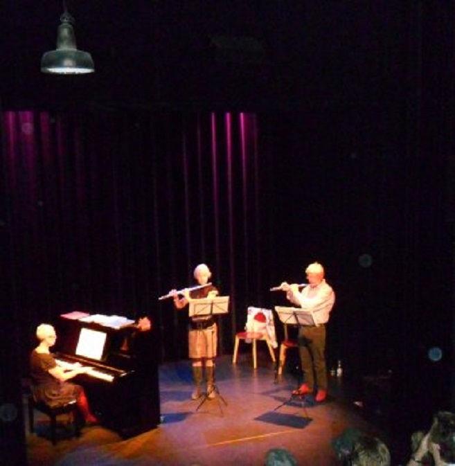 Optreden van Wil Funk (rechts) in een trio van 2 fluiten en piano in theater 't Pand