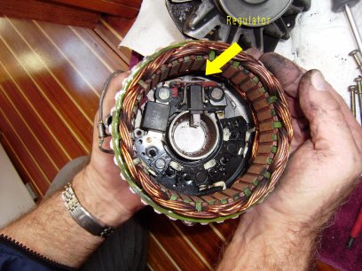 John toont het binnenste van de dynamo. Bij de pijl zit de interne regulator.