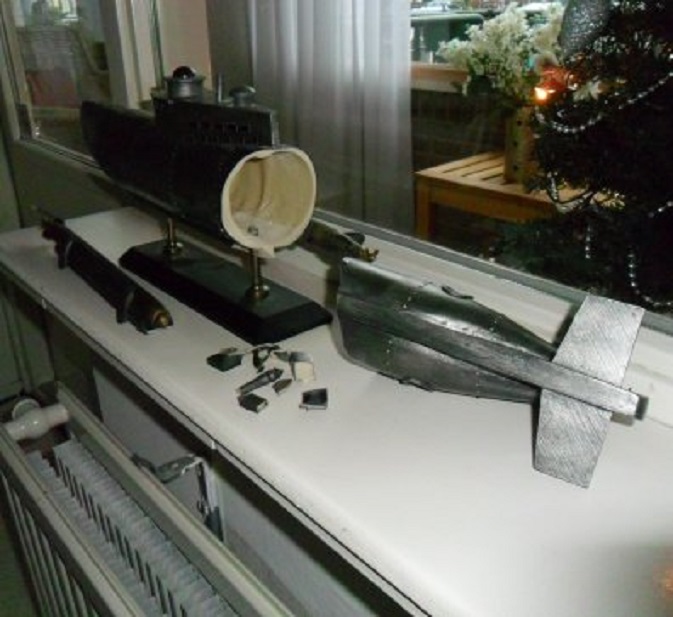 De modelduikboot in mijn vensterbank ligt in stukken