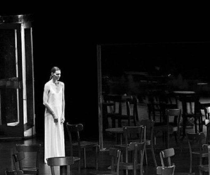 Pina bausch in haar ballet 'Café Müller'