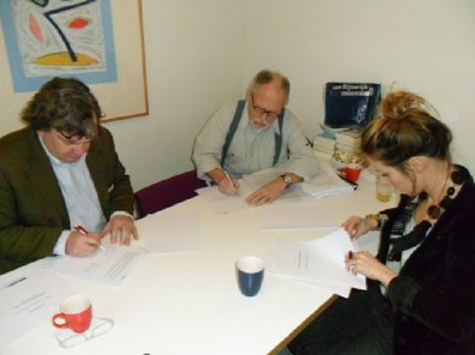 Het tekenen van de uitgeefcontracten. Vlnr. Jan-Willem Gerth, ikzelf en Eva de Visser van TenPages