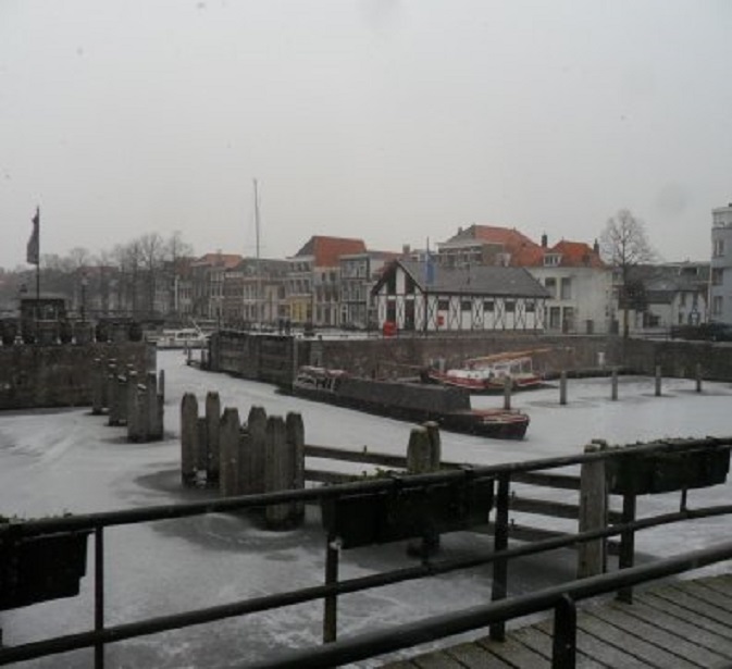 De Lingehaven vanmorgen terwijl het sneeuwt