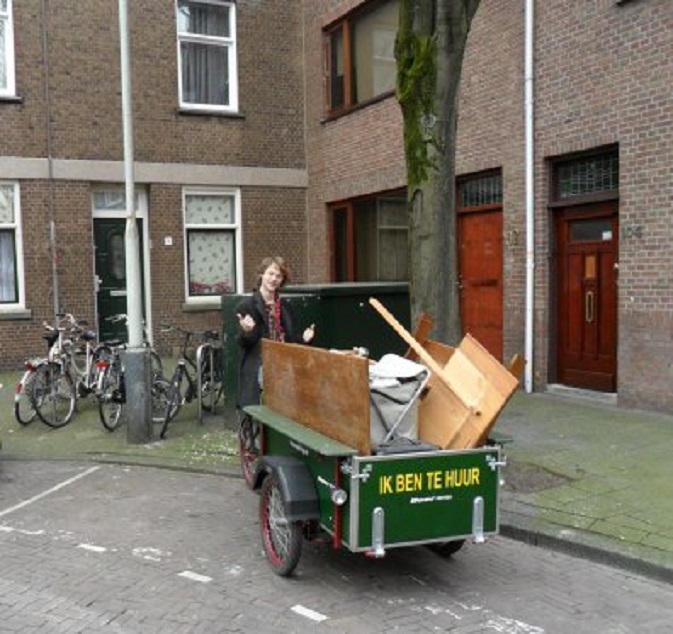 Bas op de bakfiets voor het pand dat hij (gelukkig) gaat verlaten