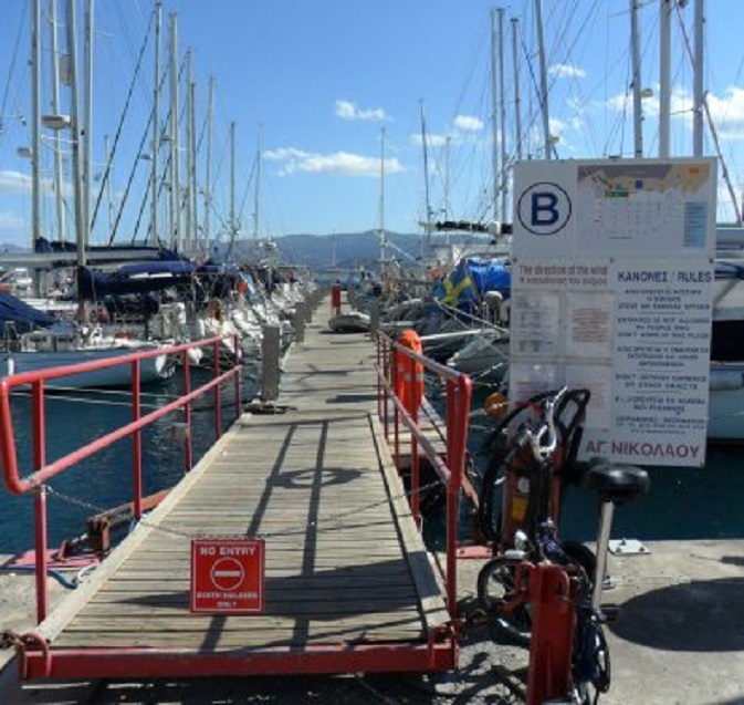 B-pontoon, onze steiger. We liggen bijna aan het einde, links.