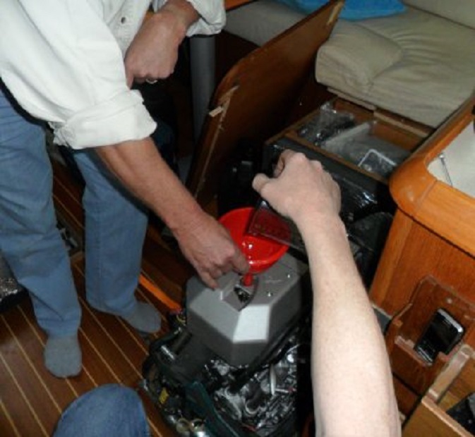 Samen olie verversen van de generator. Onderste arm van Fons, bovenste van mij