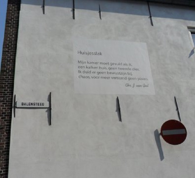 Het gedicht 'Huisjesslak' van Chris J. van Geel op het huis van Rijk & Joke
