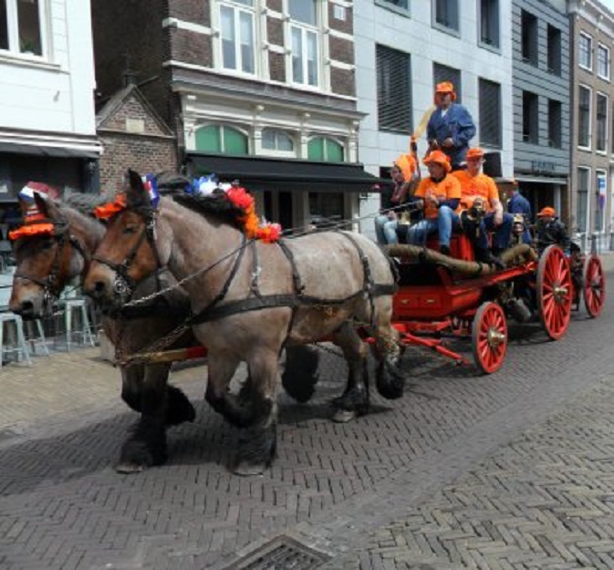 De oude Gorcumse stoombrandweer, getrokken door paarden