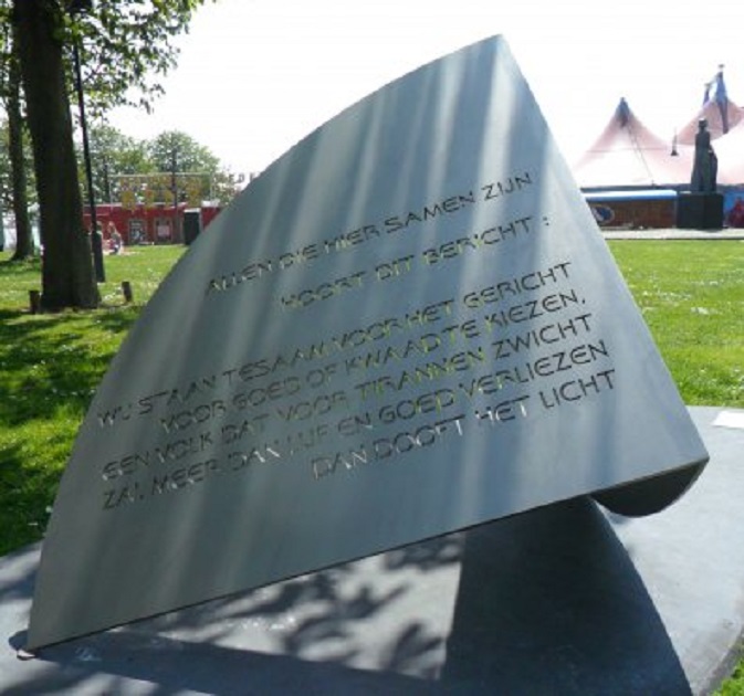 Gedenkteken voor oud-Gorcumer Henk van Randwijk op Buiten de Waterpoort, onderdeel van de Poëzieroute. Rechts op de achtergrond de tenten van Circus Renz