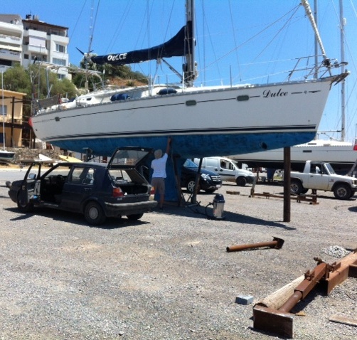 Dulce vandaag op de wal in Aghios N. Kostas lijkt bezig met het afplakken van de scheepshuid