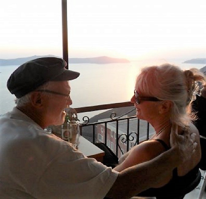 Het licht van de fameuze zonsondergang van Santorini valt op ons. Teken van geluk?