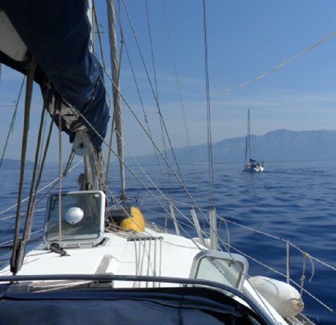 Onderweg naar Palairos vaart Kiara voor ons. Let op de hoge sluierbewolking