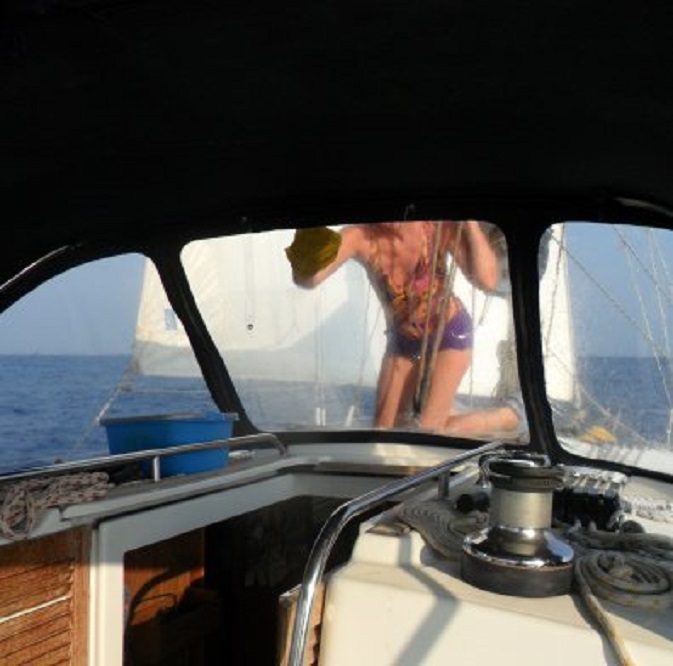 Ans ontdoet de vensters van de buiskap van zoute aanslag