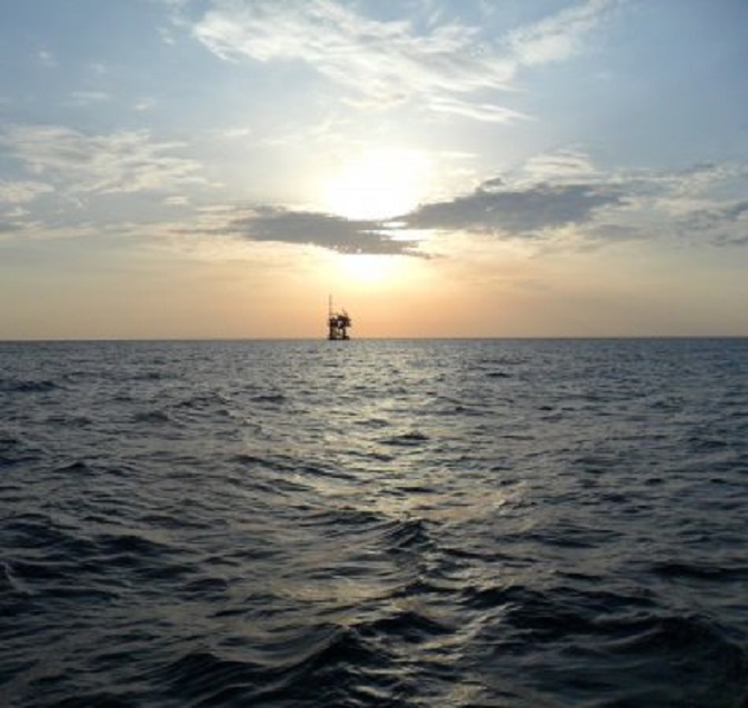 Boortoren en zonsopgang bij Crotone