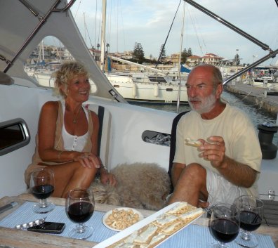 Yvonne & Peter in de kuip van hun 'Ilja' in Ragusa, Woezel tussen hen in