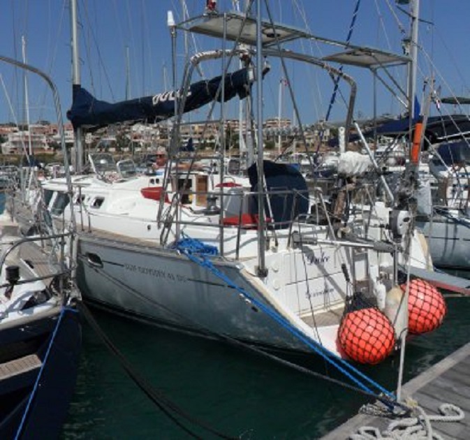 De boot, ontdaan van bimini en buiskap. De Egyptische ballen hangen weer