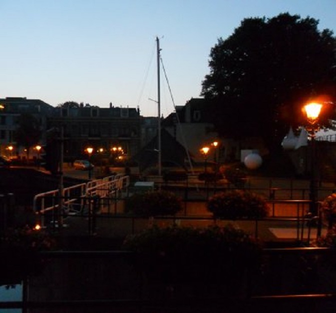 De nieuwe 'Anton Pieck'-lantaarns 's ochtends vroeg op de sluis