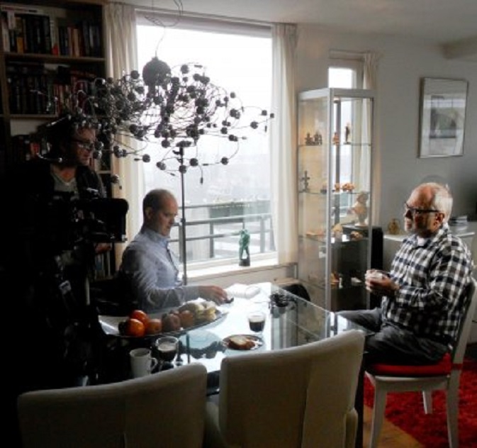 Dirk Schouten en ik bereiden aan tafel het interview voor.  Links de camaraman.
