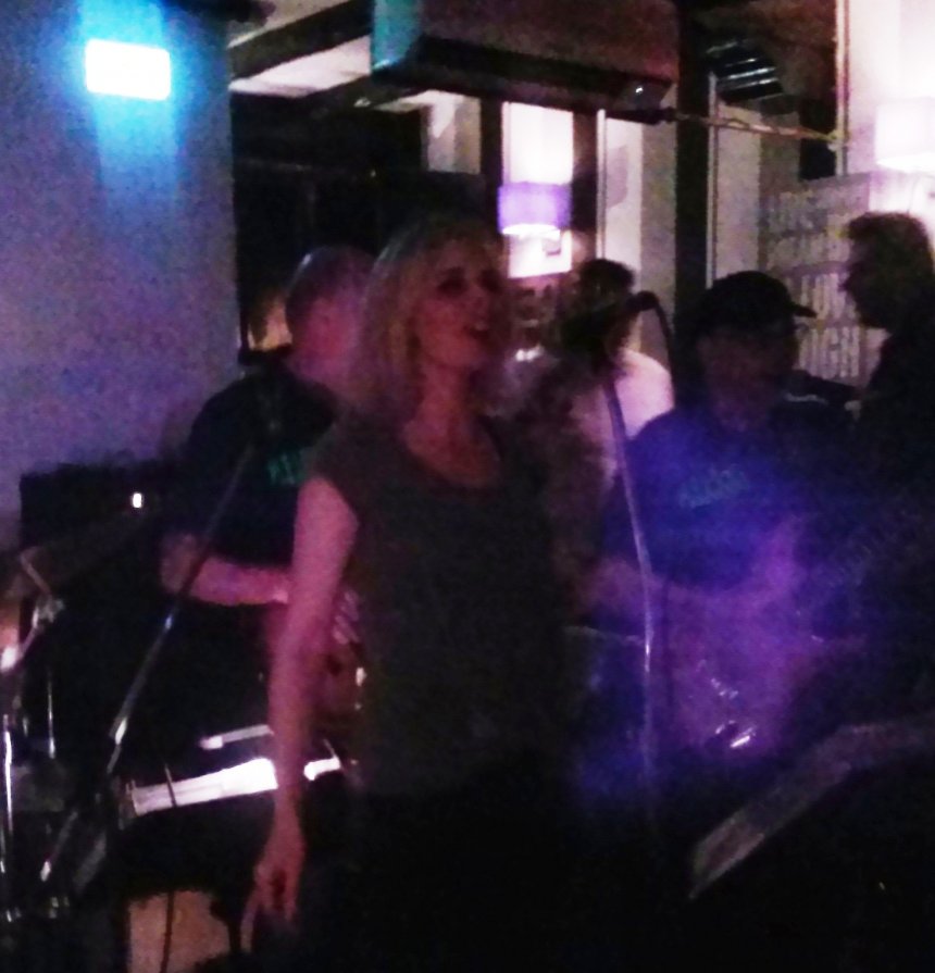 Ans'oudste dochter Barbara zingt in Café 't Hoekje