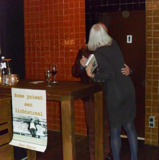 Het moment nádat ik het eerste exemplaar aan Ans heb overhandigd