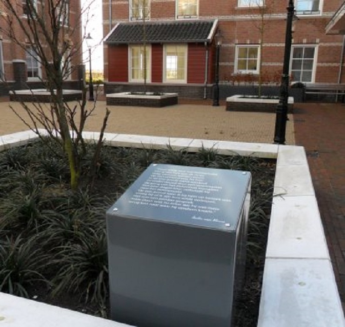 De Gorcumse Poëzieroute. Sokkel met tekst van Rudie van Meurs op de binnenplaats van Bastion 7.