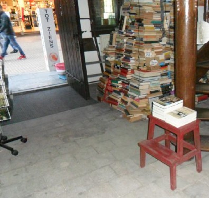 Delen 1 en 2 van mijn boek op een apart krukje bij de ingang van Boekhandel De Mandarijn. Daarachter de