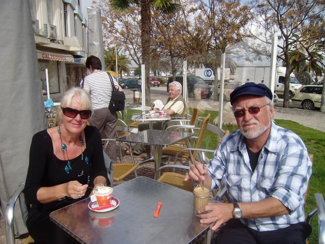 Vandaag vertrekken we nog maar even niet. Samen op een terrasje in de Rua Portas de Portugal, vlakbij de boulevard van Lagos.