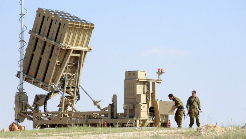 Iron Dome afweerraketstelling in de duinen bij Ashkelon