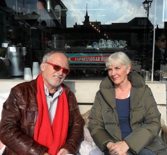 Vanmiddag in de zon op het terras van Espressobar Hugo. Even later gaan de jassen uit.