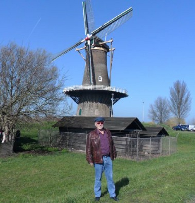 Korenmolen Nooit Volmaakt op de Bagijnewal