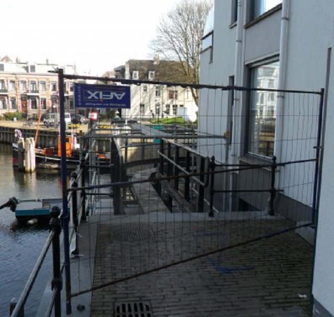 De voetgangersbrug rond ons huis is afgesloten wegens groot onderhoud