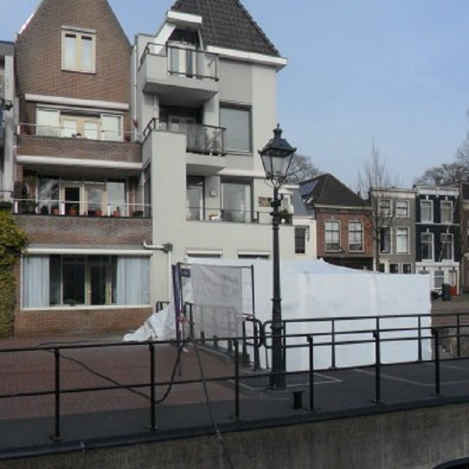 We zitten nog steeds met een ingepakte voetgangersbrug voor de ramen
