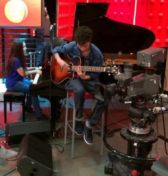 Nikita (l) en Jordin gisteren bij de souncheck voor de uitzending van DWDD